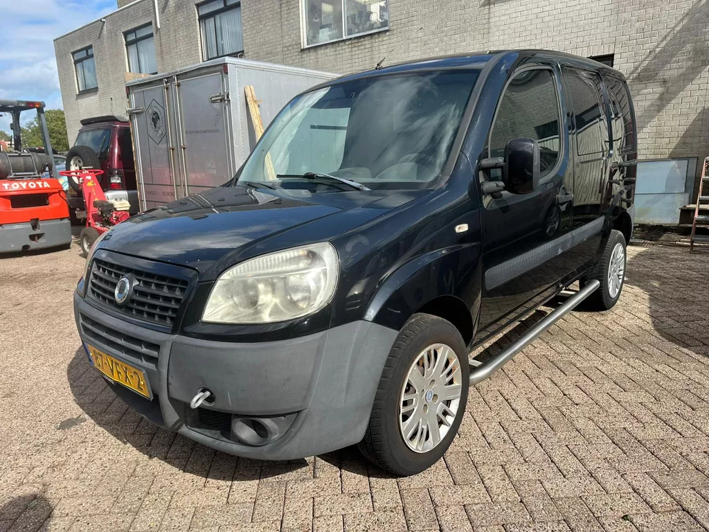 Fiat Dobl&ograve; 1.9 MultiJet SX 500 kg ( Motor Defect) Carrosserie zeer netjes met Airco.